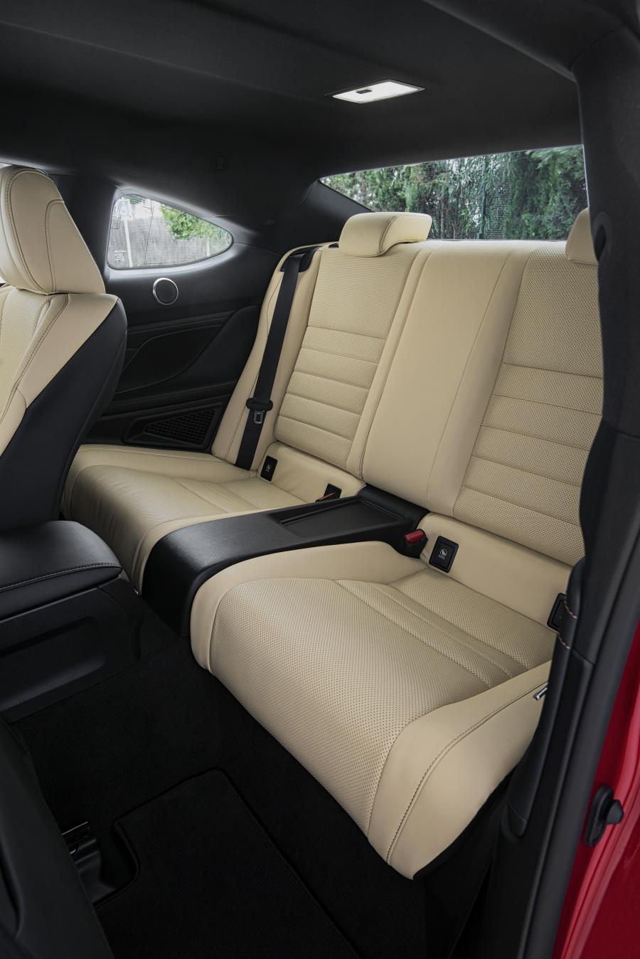 Интерьер Lexus RC300h 2018 года  (WW) (фото 24 из 139)